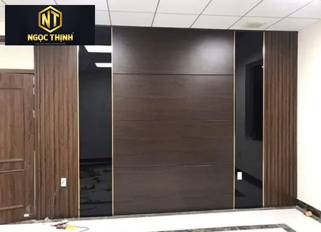 VÁCH ỐP TƯỜNG TV KIỂU GỖ GIÁ BÌNH DÂN